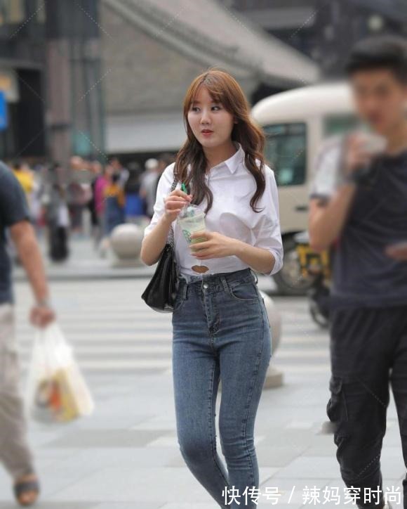 牛仔裤 有着源于个性的美,收腰白衬衫配牛仔裤,穿出个性的美,真的漂亮!