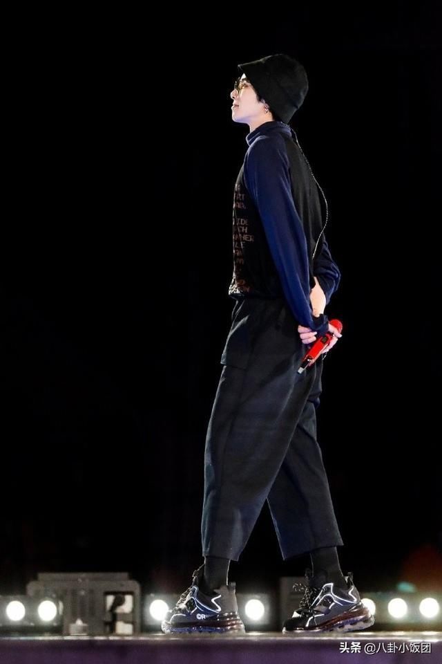 小动作|华晨宇跨年彩排照曝光,舞台小动作粉丝一看就知道要唱啥
