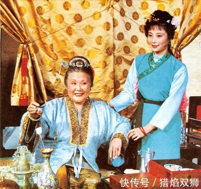 王熙凤@薛家进贾府后,王熙凤为何一直暗中赔钱?薛宝钗的生日宴就有端倪