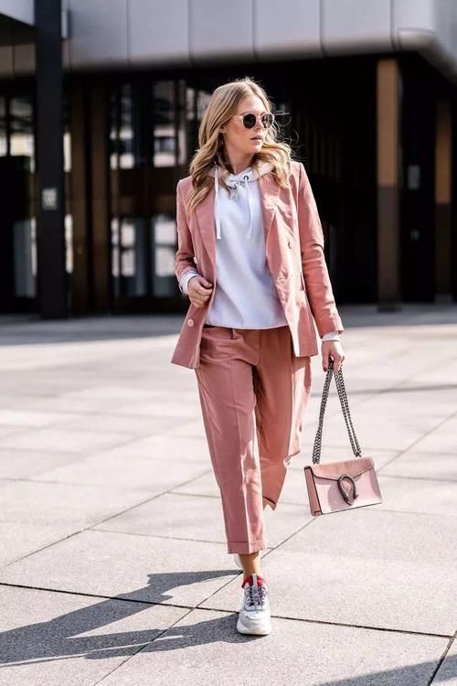 会穿基本款才是真的潮！白色连帽卫衣的5种搭配思路你会吗？