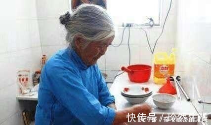 孝心|大学教授把碗留给八十岁老母洗,他说出这段话后,网友孝心可赞