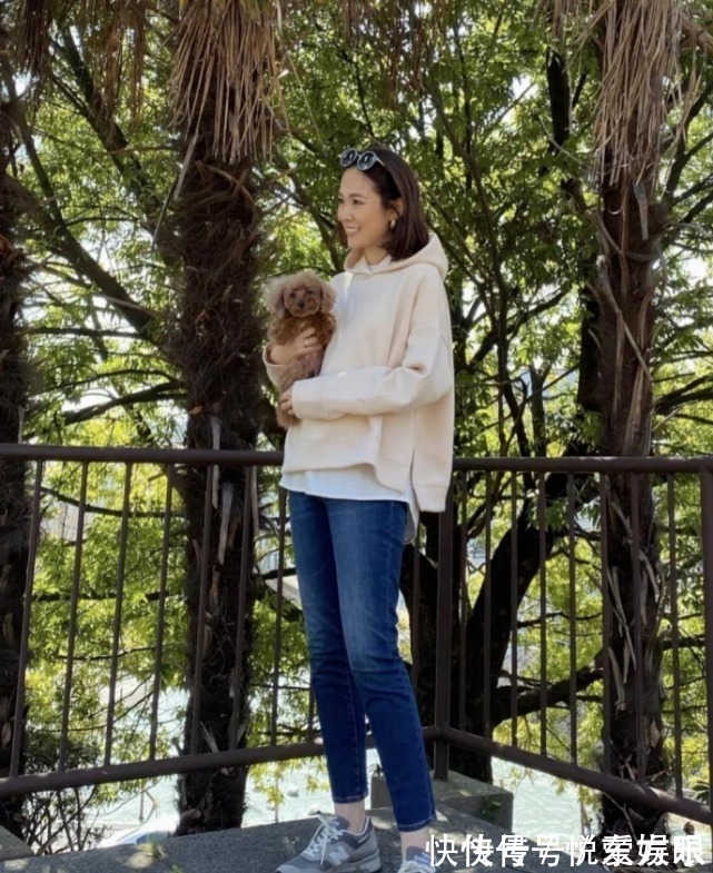 搭配 卫衣这3种搭配,是真可以从20穿到60岁,无年龄感穿搭不等于装嫩