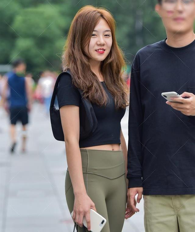 毛衣|大胆尝试瑜伽裤,凸显女性知性优雅,时髦又显高