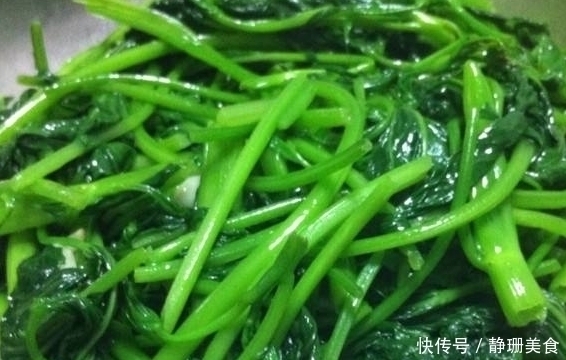 不管炒什么青菜，在下锅前都多加“1步”，菜叶绿的发亮