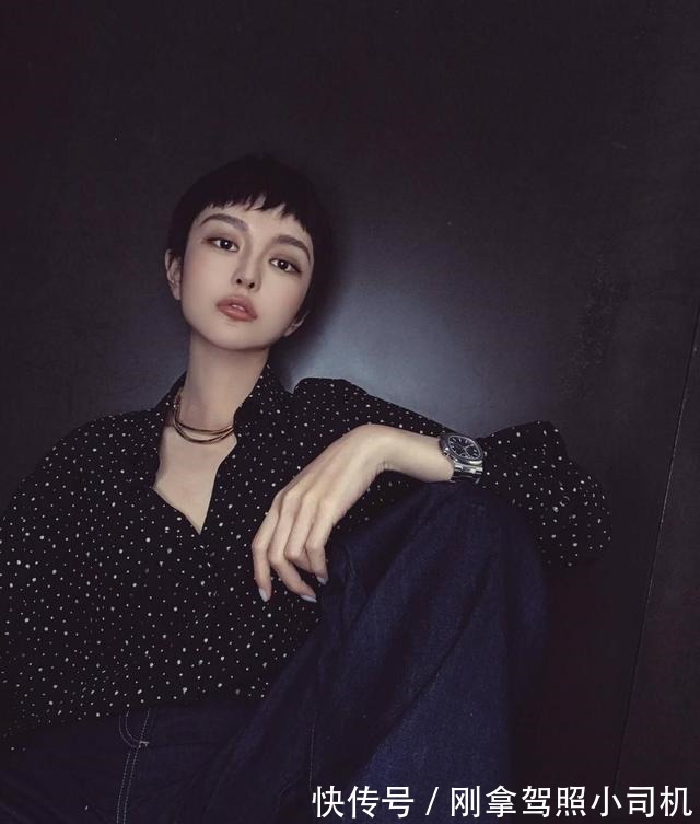 破洞牛仔裤|周扬青分手后剪短发大变样,西装搭牛仔裤时髦帅气,真是又飒又酷!