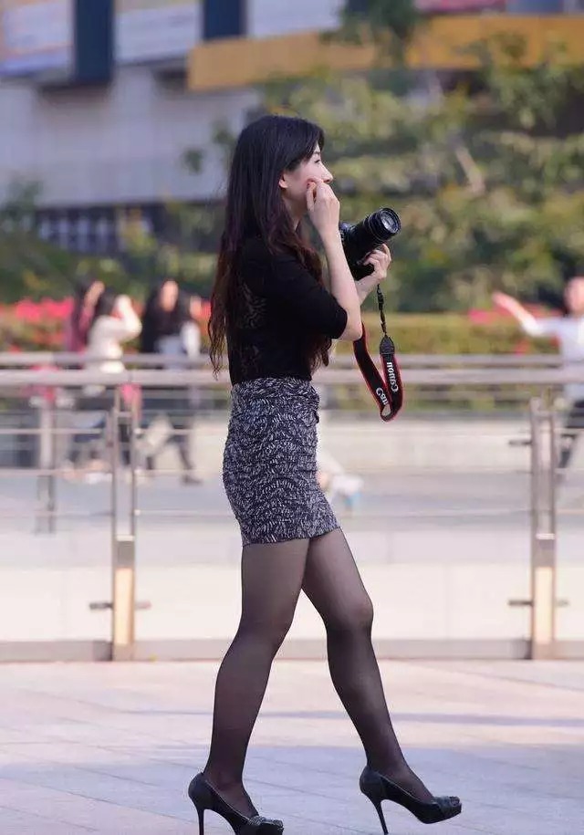 小姐姐|女生搭配高跟鞋,出街的带着时尚的魅力