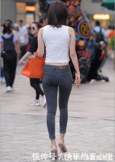 搭配 白色背心搭配露膝牛仔裤,时尚靓丽,彰显时髦