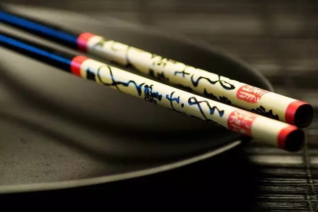 用筷子时|筷子里的12种讲究,12种智慧