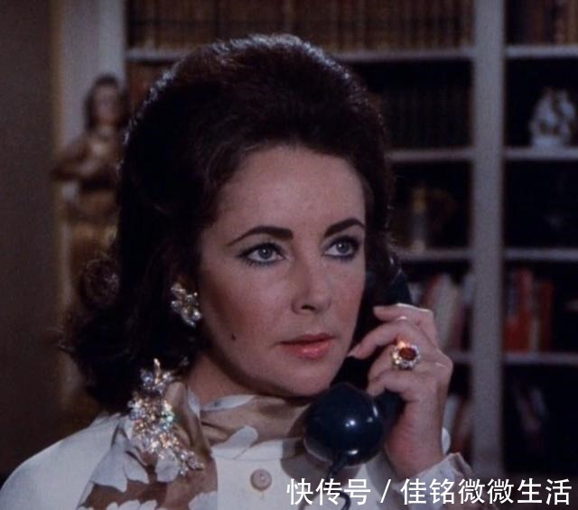 祖母绿 自带服装拍戏不算什么,泰勒拍电影自备珠宝,给剧组省了好多经费!