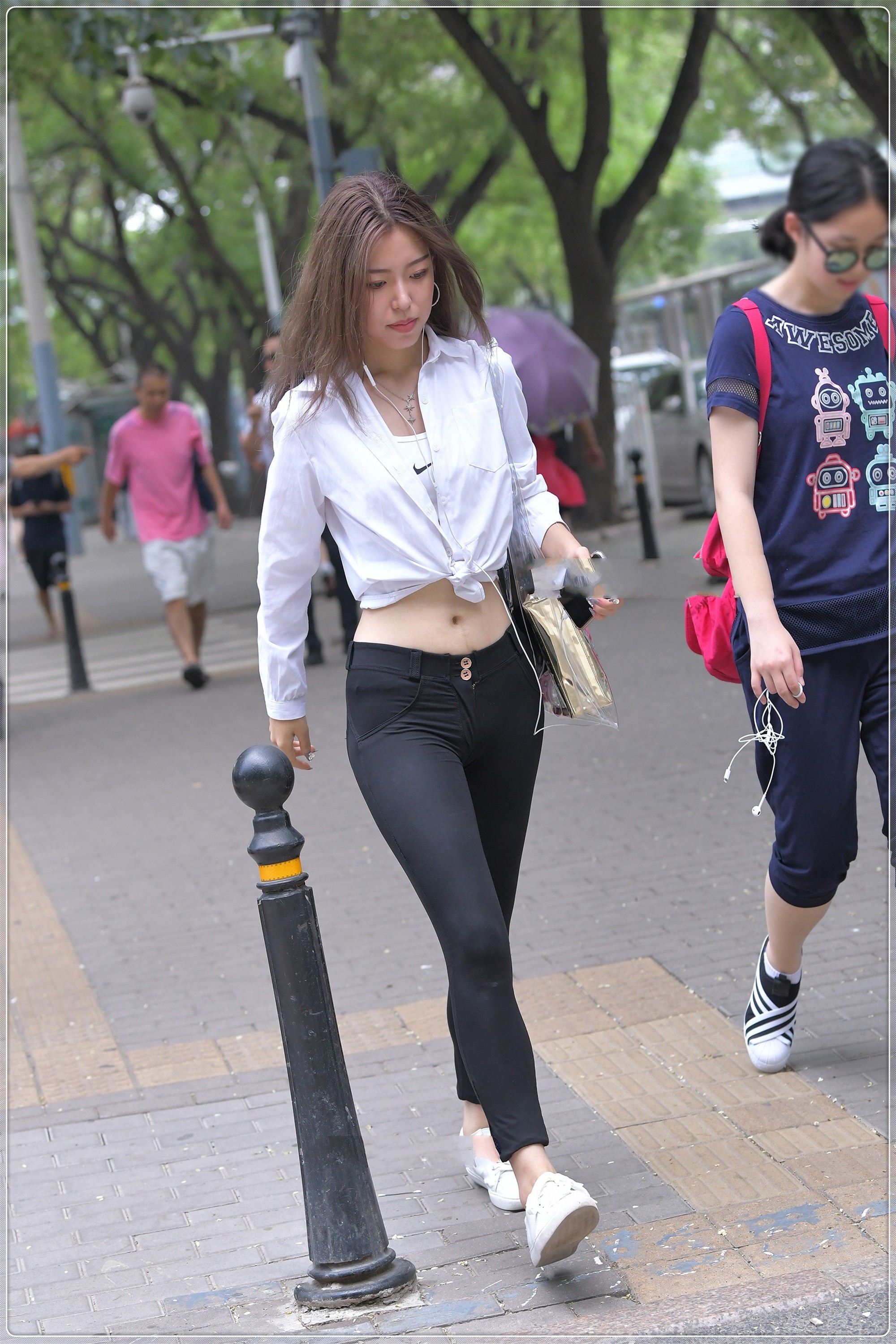 白色衬衫搭配小黑裤,简单经典,永不过时