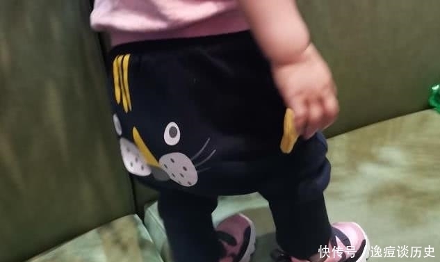 不脏|2岁女儿穿鞋踩沙发，宝妈声称“孩子鞋又不脏”，遭邻桌顾客反怼