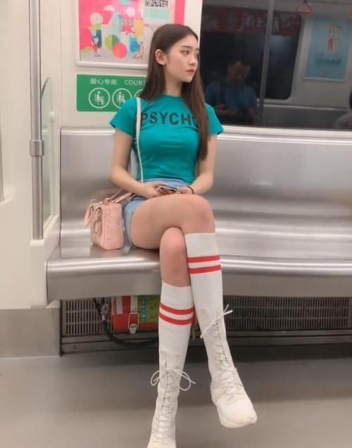 地铁上的热裤女孩，打扮精致，凸显她的不一样