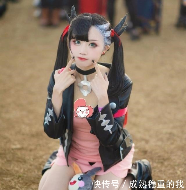 国民游戏|COS“梦玛俐”的小萝莉,她跪下双腿那一刻,下面的宠物真幸福