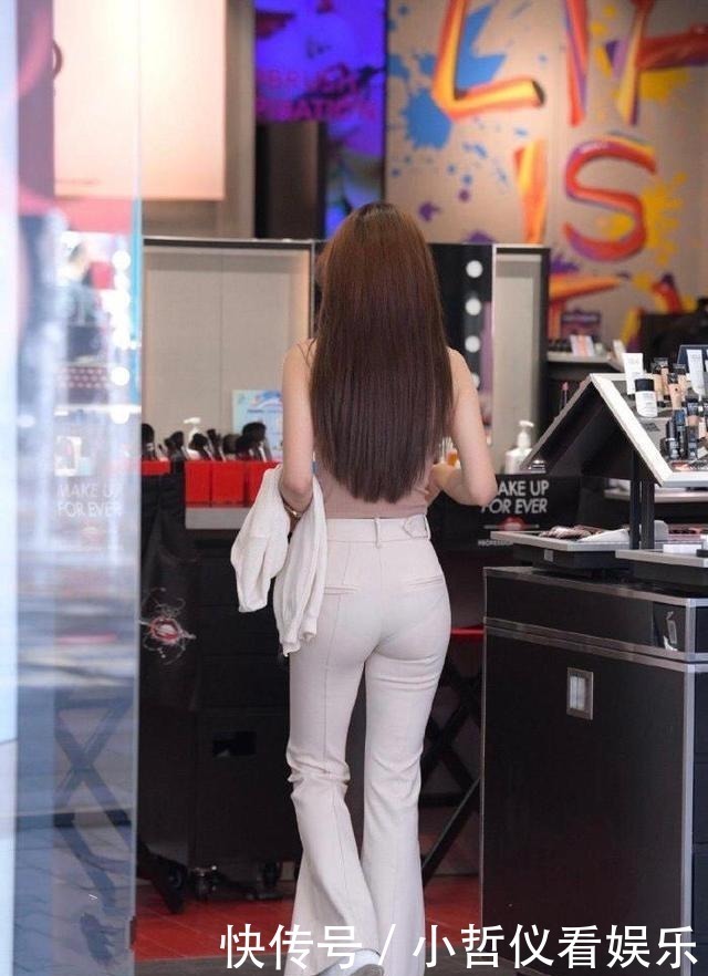 身材 妹子这身材绝了,白色休闲裤配针织背心,塑造精致“花瓶”气质