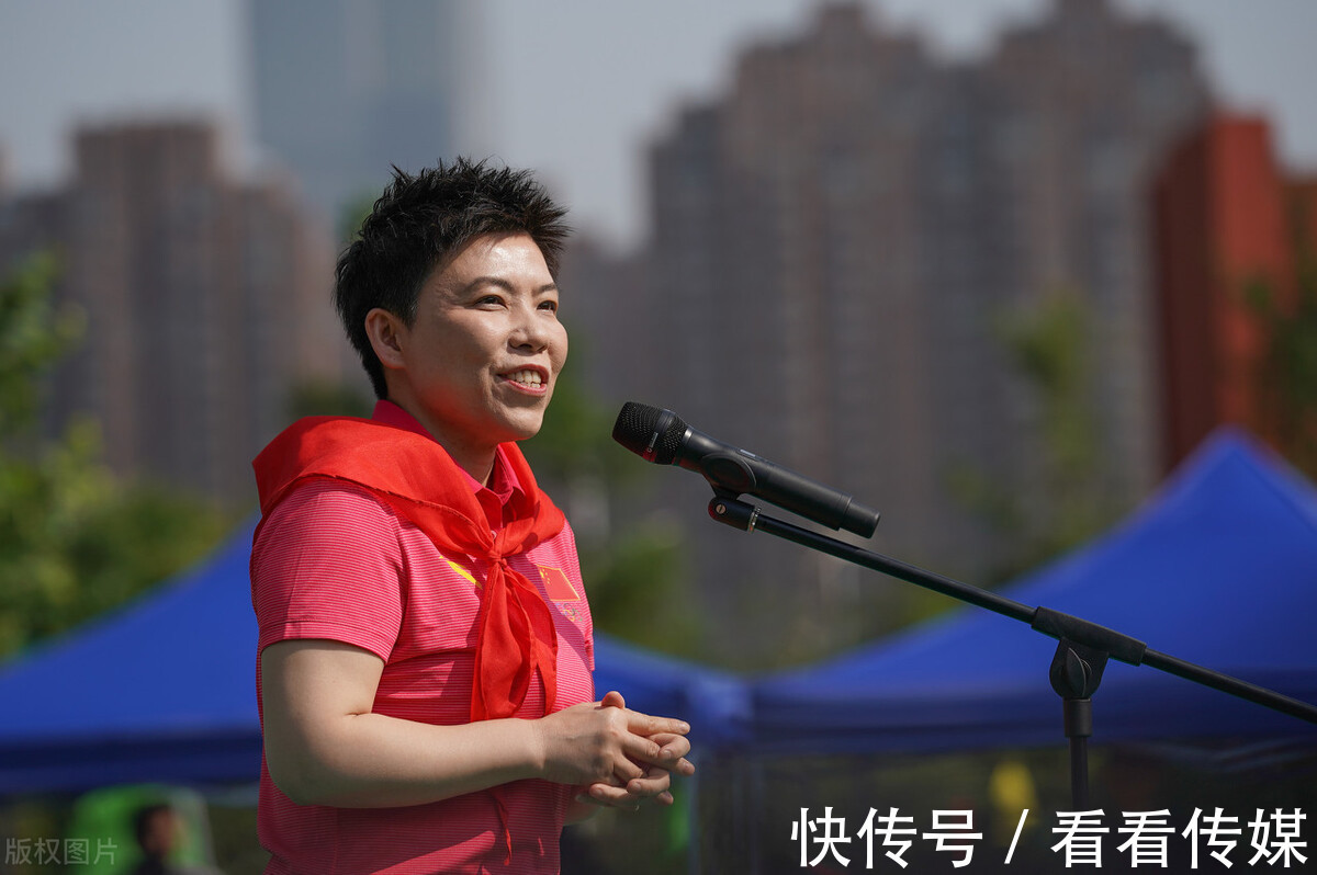 姥爷|48岁邓亚萍晒一家五口合照,15岁儿子满脸胡茬太老成,长相随爸爸