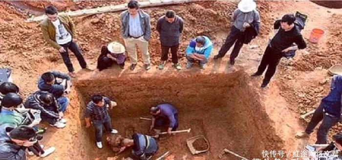 挖开|化粪池下有蹊跷,专家赶紧来抽粪,挖开后大笑:下面埋了个皇帝!