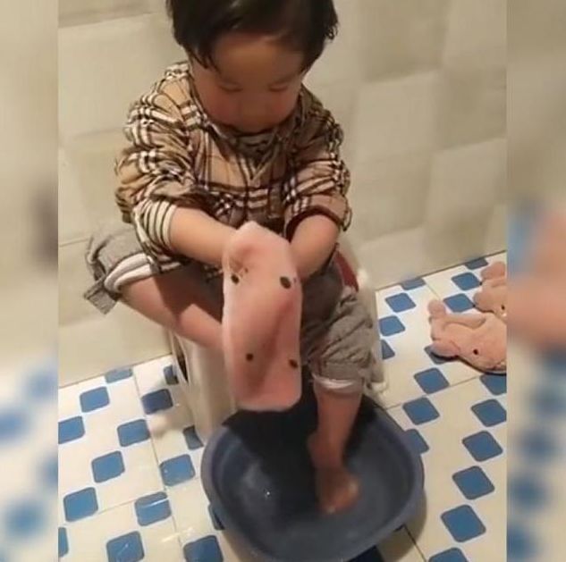 自信心|“迷糊宝宝”擦脚走红,两只脚擦半小时也没干,网友:耐心一百分