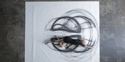 视觉$国外女艺术家用身体当画笔,边跳舞边画画,堪称视觉盛宴