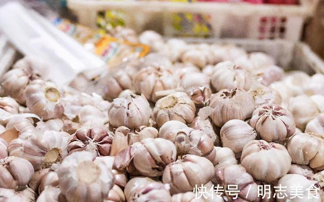 保存大蒜原来如此简单，牢记1招，大蒜放一年都不长芽不干瘪！