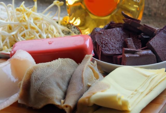 冷天,我家常吃毛血旺,香辣又热乎,边吃边出汗,汤汁拌饭也香