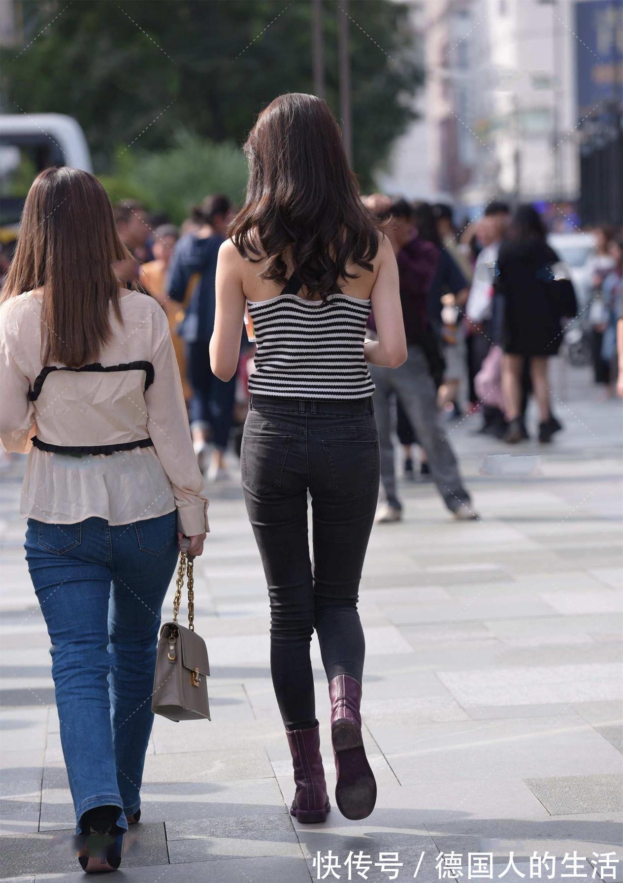 皮面|条纹针织衫，搭配高腰牛仔裤时尚大气，更显独特气质