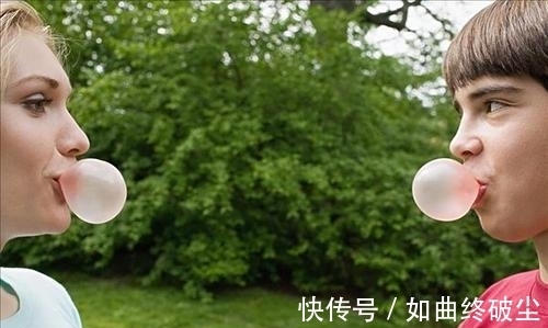 排出体外|口香糖不小心吃进肚子,会粘住肠子吗?看看专家的解释