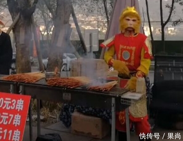 八戒|八戒跟悟空摆摊烤串,看见旁边挂的牌子,路人:这串多贵也得买