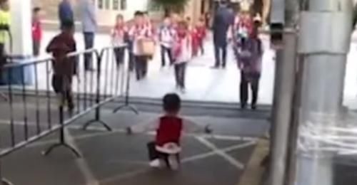 小男孩|心碎现场!弟弟校门口骑士跪迎姐姐却被忽略,家长:姐姐太害羞