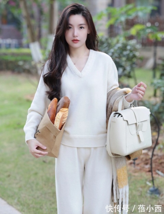 卷发 早春建议多穿“毛衣”,搭配阔腿裤的技巧+思路在这里,显瘦显高