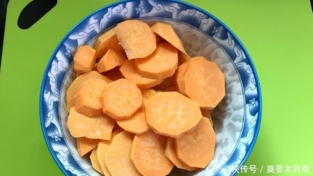  手抓饼的新吃法，包上红薯，一卷一切一烤，美味小甜点做好了