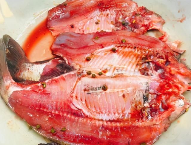 草鱼|腌腊鱼时，不可只抹盐，教你详细配方和技巧，鱼肉紧实且入味