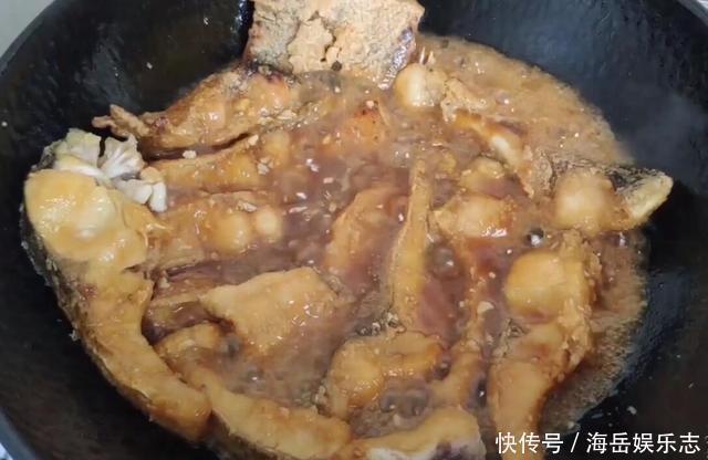 草鱼|红烧鱼块的家常做法,鱼块外酥里嫩,酱香入味,比饭店的还好吃