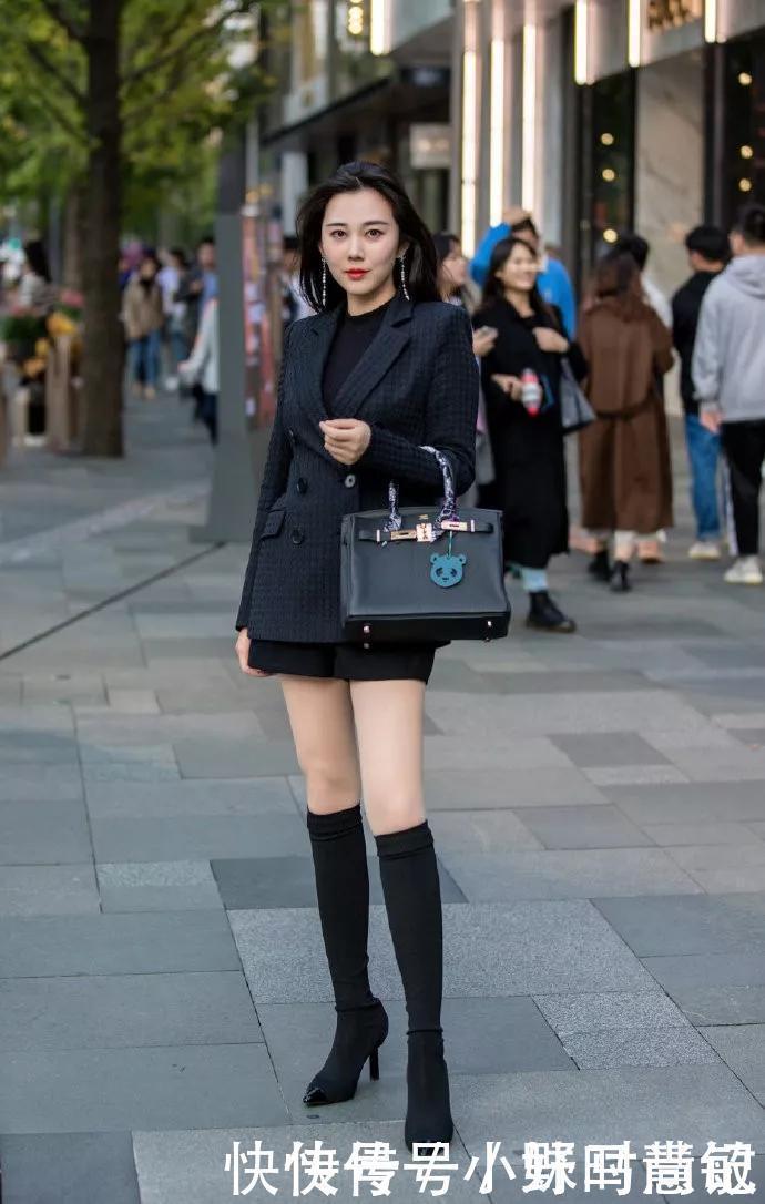 女性搭配高跟鞋,简约时尚又展现美好身材