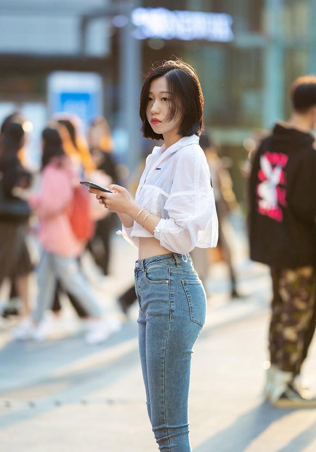 修身牛仔裤，配短款防晒上衣，朦胧美丽又显年轻活力，清新又靓丽