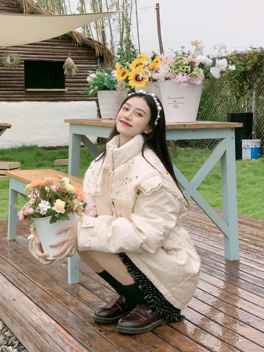 羽绒服|周末出去约会怎么穿得保暖又好看!不如试一试蕾丝花边羽绒服+格子半身裙