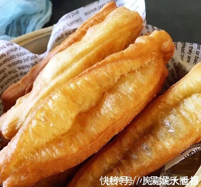 油条店大厨教你炸油条,不放酵母,个个金黄酥脆,凉了也是软乎的