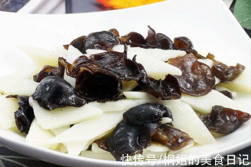 炒山药，总是不脆还发黑？大厨教你一个技巧，颜色白净，口感爽脆