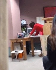 |搞笑GIF:这肯定是摆拍,不信你看这大长腿怎么开车