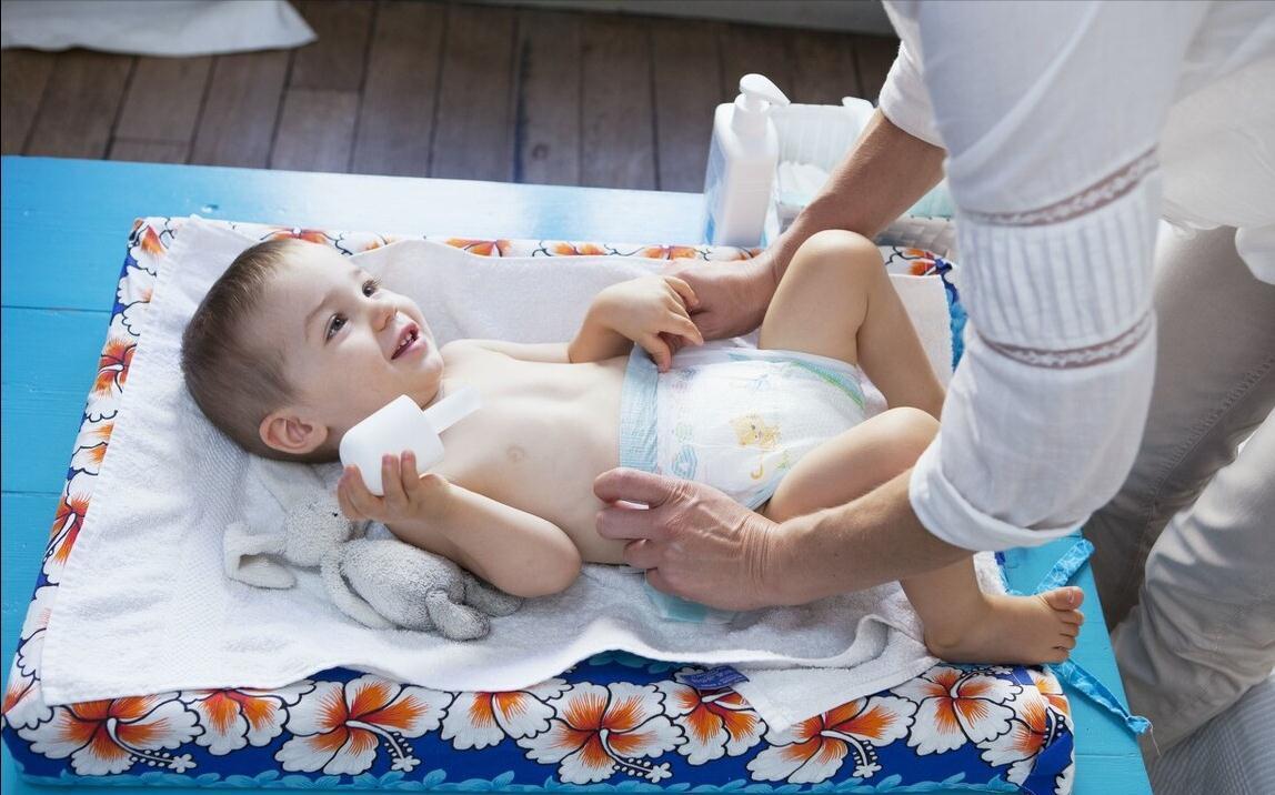 红屁屁|婴儿拉完臭臭后,用水洗还是用湿巾擦?踩过坑的妈妈才知道的做法