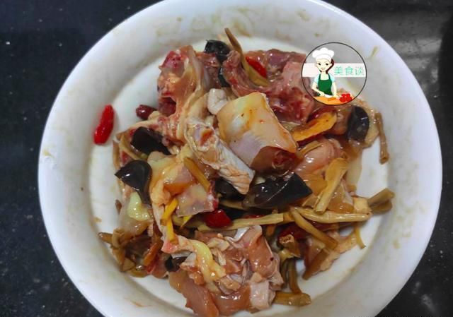  木耳跟此菜是绝配，蒸一蒸就好，营养好吃不上火，常吃提高免疫力