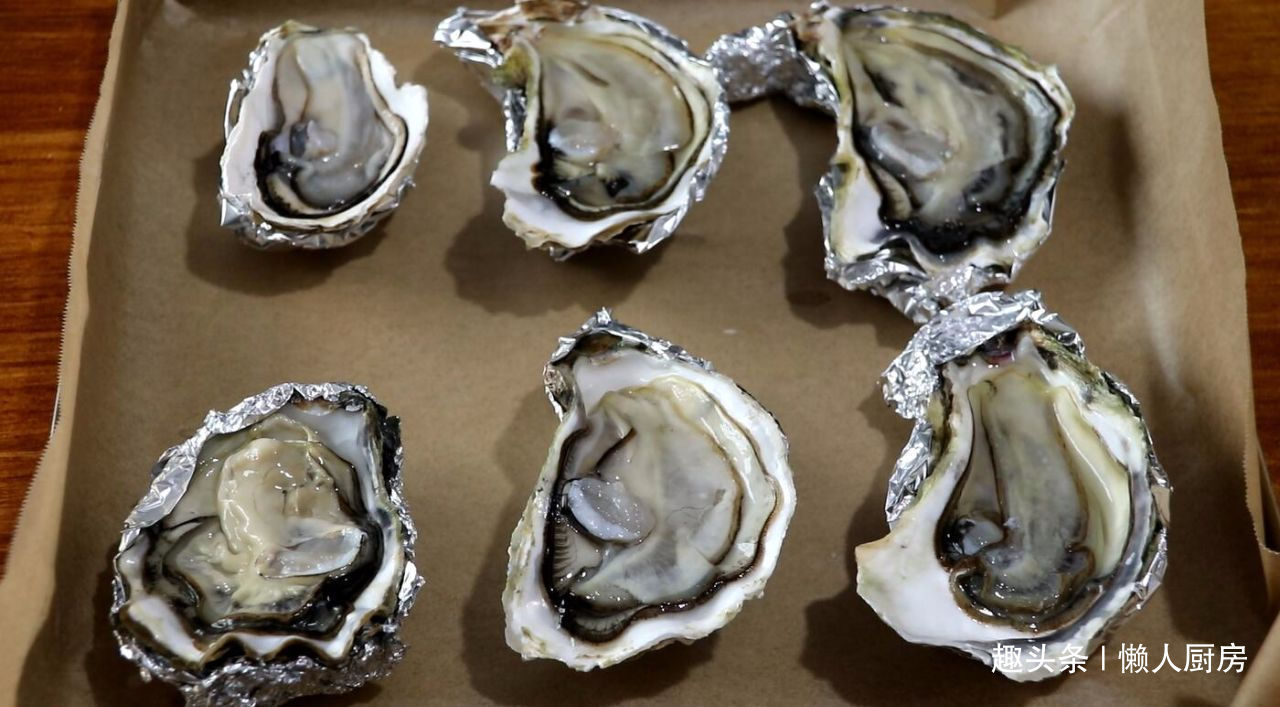 烤生蚝好不好吃全在酱汁,教你调一碗秘制酱料,比烧烤店的好吃