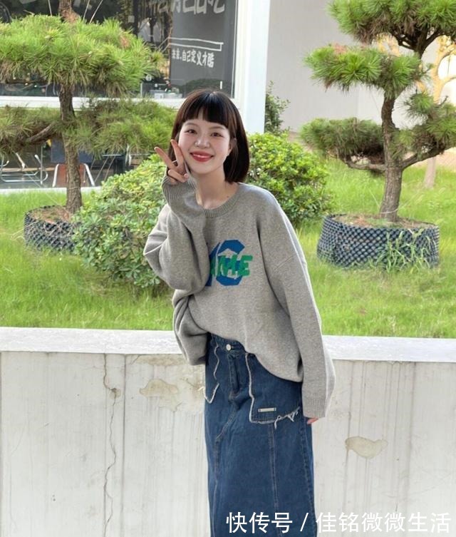 搭配 秋冬,怎么穿半身裙才洋气,搭配卫衣或者针织衫,简约洋气又优雅!