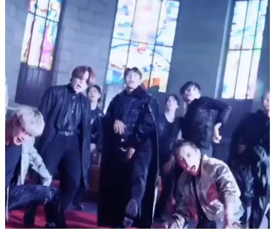 海报|金钟国和男团ATEEZ公布特别节目《海贼王的一个男人》海报！