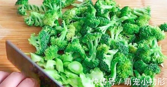 焯水|炒西兰花时,直接焯水就错了,饭店都是这样做,难怪那么好吃