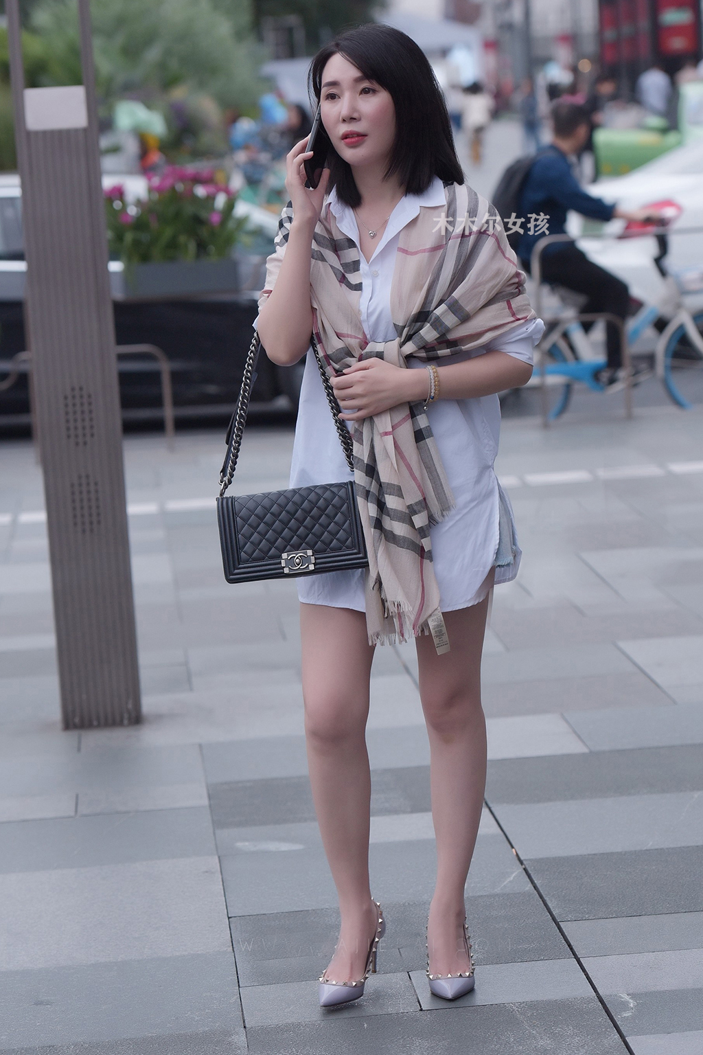 休闲|白色休闲衬衫配短裤，穿出清凉洒脱的美，外搭围巾平添优雅与魅力