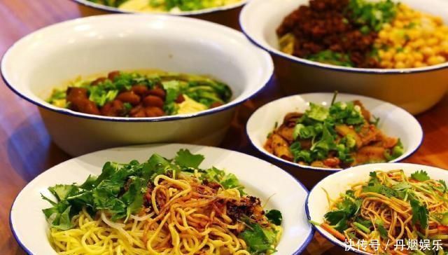 老夫妻开面馆地方小，客人排队坐路边趴凳子吃面，一早上卖四百碗