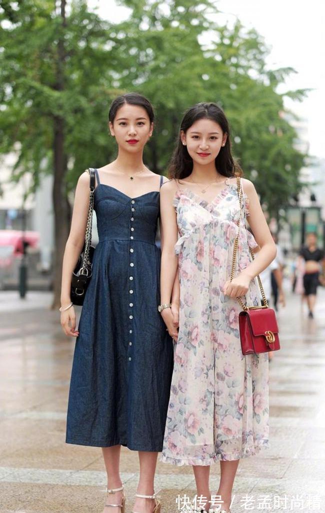 牛仔热裤 路人街拍,白色的短袖搭配牛仔热裤,很显青春活力