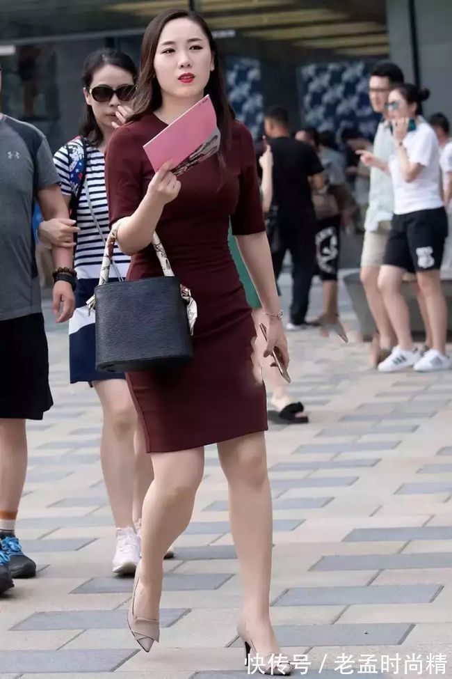 包臀裙|靓丽街拍: 紧身包臀裙辣妈, 体态丰腴成熟，拉链快撑开了