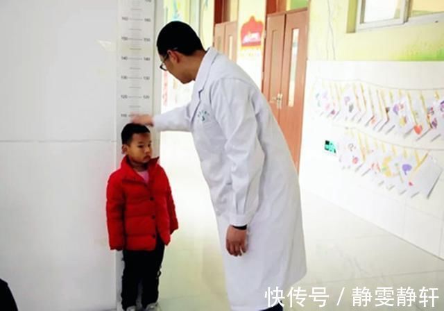 发育|孩子从小陪爸妈熬夜,身高发育暂缓,医生斥责:至少损失5cm