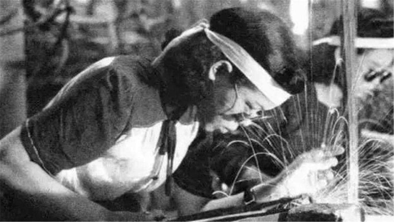 军国主义|二战日本战败士兵回家,妻子迎接方式令人心寒,士兵:不如战死